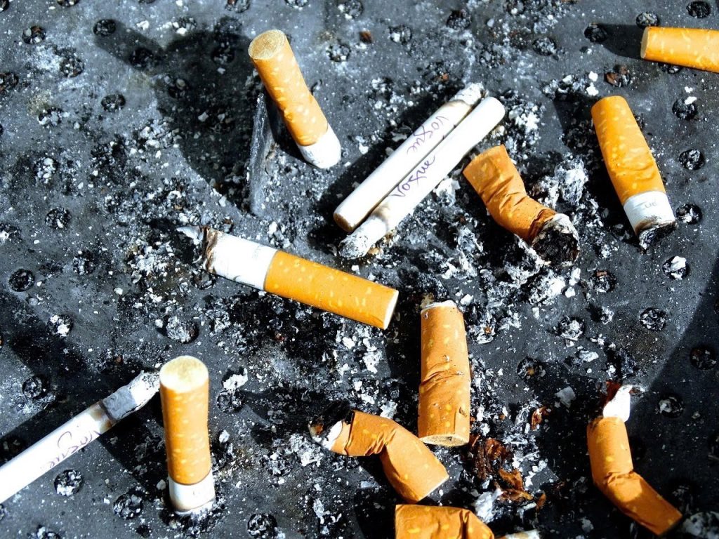 Chuyên Gia Kêu Gọi Anh Cấm Đầu Lọc Thuốc Lá Để Bảo Vệ Sức Khỏe Và Môi Trường