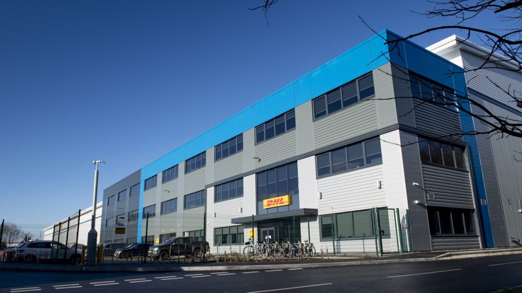 Bên Trong Trung Tâm Logistics Tự Động Của Sephora Tại Anh